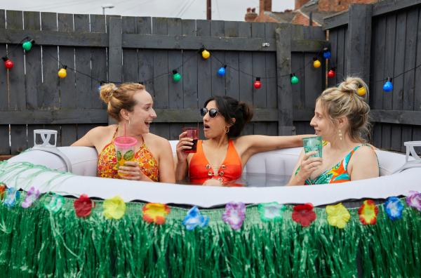 Bild 1 von 3: Toni (Leah Brotherhead, l.), Rana (Taj Atwal, M.) und Paula (Sinead Matthews, r.) genießen eine Auszeit in ihrem eigenen kleinen Paradies. Doch das tägliche Chaos lässt nicht lange auf sich warten.