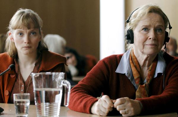 Bild 1 von 8: Nach dem Zusammenbruch der DDR versucht ein junger Anwalt, das Unrecht, das seinerzeit den norwegischen Kriegskindern angetan wurde, aufzuklären. Er organisiert eine Anhörung, an der auch Åse (Liv Ullmann, re.) und Anne (Julia Bache-Wiig, li.)  teilnehmen.