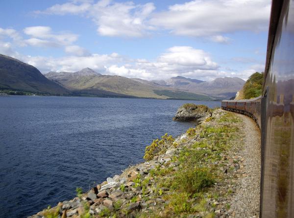 Bild 1 von 4: Der Royal Scotsman auf seiner Fahrt nach Plockton.