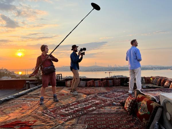 Bild 1 von 13: Blaue Stunde in Istanbul. Leon Windscheid bei Dreharbeiten mit Blick auf den Bosporus. Auf der anderen Seite das goldene Horn mit der Altstadt.