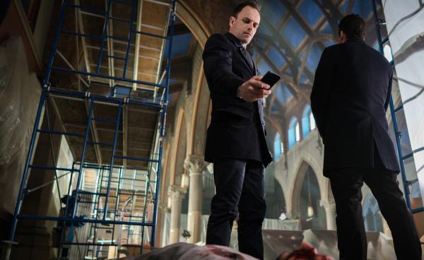Bild 1 von 5: Dank eines Mitarbeiters von Morland werden Holmes (Jonny Lee Miller) und Watson vor einer Bombenexplosion in ihrem Haus bewahrt. Kurz darauf entdeckt Holmes die Leiche des Bombenlegers in einer Kirche ...
