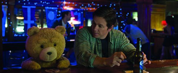 Bild 1 von 10: Wie kann Johns (Mark Wahlberg) dauerbekiffter und fluchender Freund Ted nur beweisen, dass er ein verantwortungsvoller Vater sein und vor dem Gesetz als Person gelten kann?