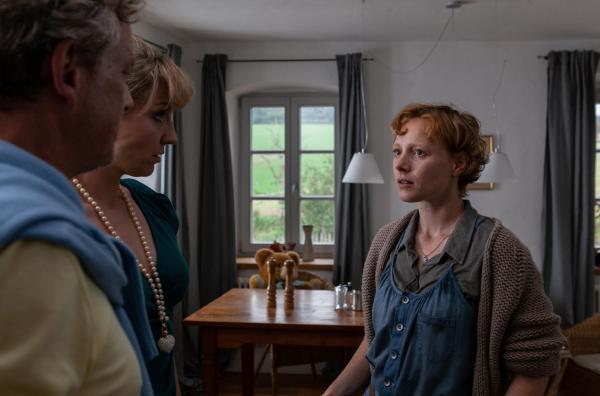 Bild 1 von 14: Anna (Caroline Junghanns) erfährt von den Plänen ihres Onkels (Thomas Huber), den Hof zu verkaufen.