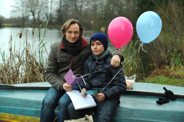 Bild 1 von 10: Gregor und Felix gedenken Maria an ihrem Todestag. Von links: Gregor Brunner (Holger M. Wilhelm) und Felix Kramer (Shayan Hartmann).