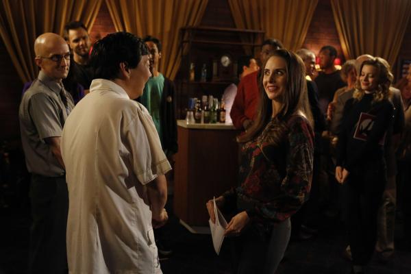 Bild 1 von 32: Während Dean Pelton (Jim Rash, l.) an die Schulkommission berufen wird, geht es für Chang (Ken Jeong, 3.v.l.) und Annie (Alison Brie, 2.v.r.) unter den wachsamen Augen von Jeff (Joel McHale, 3.vl.) und Britta (Gillian Jacobs, r.) auf die Bühnen der Welt ...