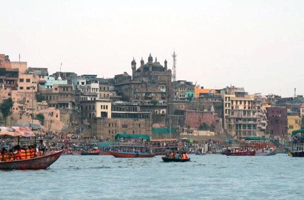 Bild 1 von 2: Der hinduistische Glaube ist in der Stadt Varanasi so allgegenwärtig wie nirgendwo sonst in Indien.