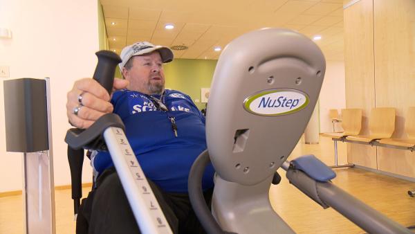 Bild 1 von 3: Nach der Knie-OP wartet auf Willy in der Reha ein straffes Programm.