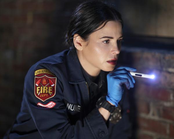 Bild 1 von 5: Rettungssanitäterin Bailey Nune (Jenna Dewan) prüft die Pupillenreaktion der verletzten Person, indem sie ihr in die Augen leuchtet.