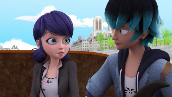 Bild 1 von 5: Adrien wendet sich für Hilfe in Liebesdingen an Marinette, die damit unabsichtlich zu einer Beziehungsratgeberin wird. Das führt dazu, dass sie in ein Doppel-Date auf der Eislaufbahn einwilligt. Dort angekommen, werden sie Zeugen einer Rauferei zwischen dem Eiskunstlauftrainer Philippe und Bürgermeister Bourgeois, der die Eisbahn schließen will. Der bestürzte Philippe wird von Hawk Moth zu Frozer akumatisiert, der Paris in ein Eiskönigreich verwandeln will. Cat Noir entscheidet, getrennt von Ladybug gegen Frozer zu kämpfen, entmutigt durch ihre Zurückweisung. Wie wird das enden?