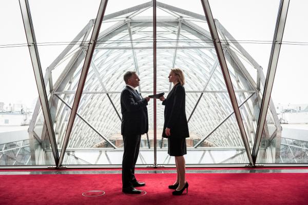 Bild 1 von 5: Wolfgang Zielert (Bernhard Schir) gibt nicht zu, dass er die Schmutzkampagne gegen Eva Blumenthal (Rosalie Thomass) lanciert hat.