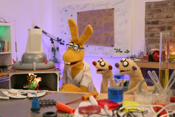 Bild 1 von 3: Jan und Henry bekommen von Professorin Hase den ultimativen Glücksbringer.