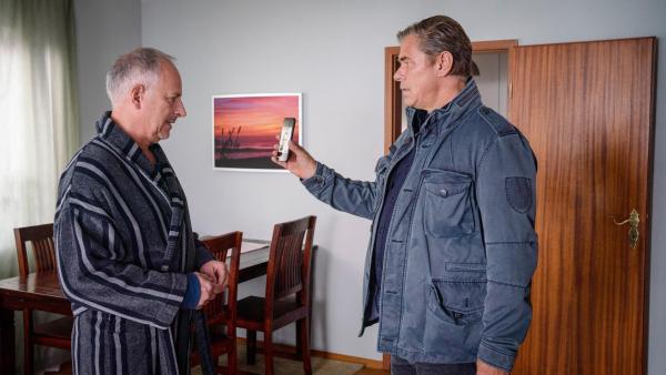 Bild 1 von 8: Im Bild (v.li.): Frank Röth (Rolf Asmus), Sven Martinek (Finn Kiesewetter).