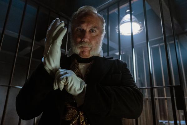 Bild 1 von 5: Um die Interessen der Company durchzusetzen, ist Direktor Crawley (Damien Garvey) jedes Mittel recht.