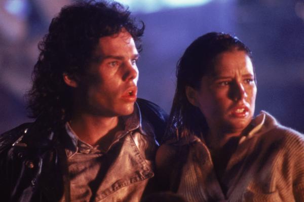 Bild 1 von 3: Die beiden Teenager Brian Flagg (Kevin Dillon) und Meg Penny (Shawnee Smith) werden Zeuge einer schrecklichen Kreatur, die nicht nur ihr Leben, sondern die gesamte Stadt bedroht.