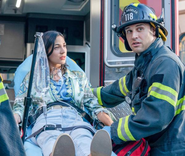 Bild 1 von 25: Im Bild: Natalee Linez (Felisa Valdez), Ryan Guzman (Eddie Diaz).