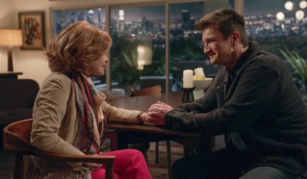 Bild 1 von 3: Der Besuch seiner Mutter Evelyn (Fances Fisher) verlangt Nolan (Nathan Fillion) so einiges ab. Neben der anstrengenden Ausbildung als Polizist, muss sich Nolan um die \