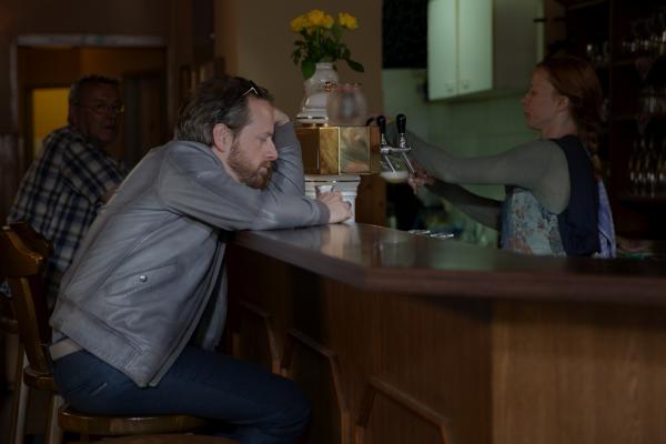 Bild 1 von 6: Bürgermeister Herbst (Fabian Herbst) zu Gast bei Wirtin Nina (Inka Löwendorf) im \