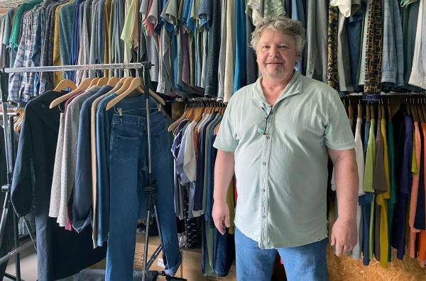 Bild 1 von 3: Hanfexperte Robert Hertel in seinem Textilunternehmen für Hanfkleidung ?HempAge? im fränkischen Adelsdorf