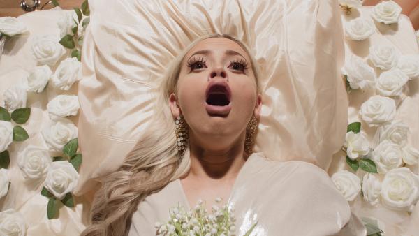 Bild 1 von 2: Selina (Elli Rhiannon Müller Osborne) zieht aufgrund des steigenden Drucks einen Schlussstrich. Doch anstatt eines unvergesslichen Abgangs erhält sie eine zweite Chance.