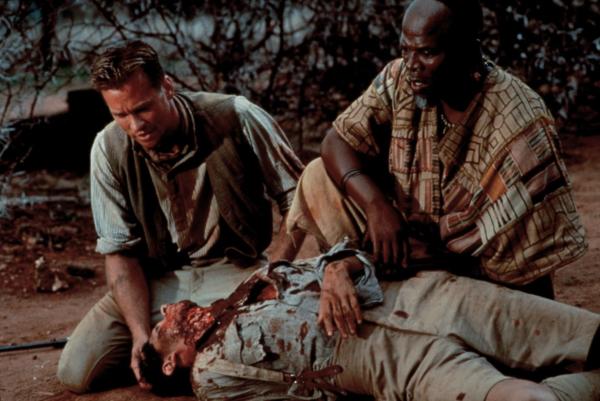 Bild 1 von 13: Entsetzt müssen Patterson (Val Kilmer, l.) und Samuel (John Kani, r.) entdecken, dass auch Starling (Brian McCardie, liegend) einer Löwenattacke zum Opfer gefallen ist ...