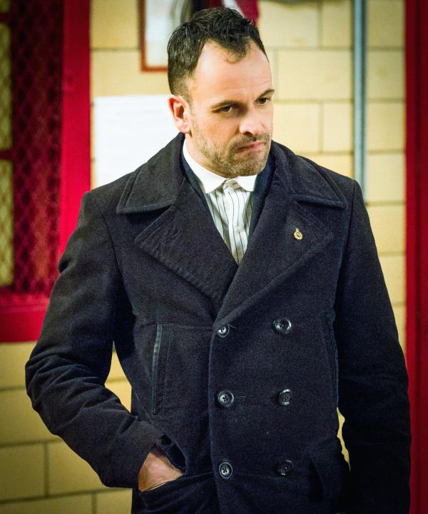 Bild 1 von 14: Muss einen eigentlich für abgeschlossen gehaltenen Fall wieder aufrollen: Sherlock Holmes (Jonny Lee Miller) ...