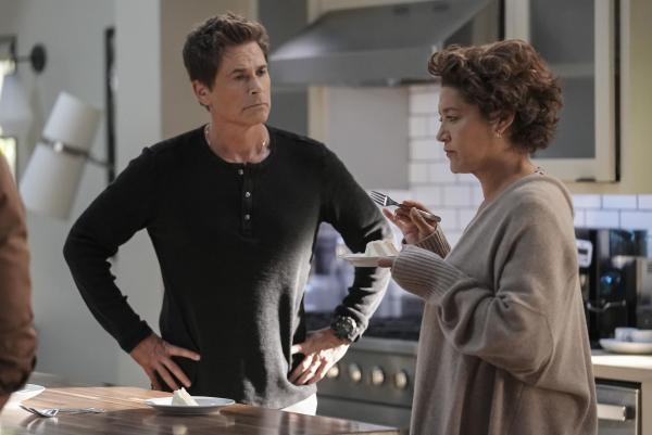Bild 1 von 10: Owen Strand (Rob Lowe, l.); Andrea Reyes (Roxana Brusso, r.)