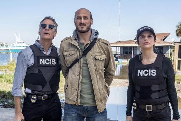Bild 1 von 8: Nach einem bewaffneten Raubüberfall nehmen die Special Agents Dwayne Pride (Scott Bakula, l.) und Tammy Gregorio (Vanessa Ferlito) den Waffenschmuggler Willard Kurtz (Dylan Kenin, M.) fest, müssen ihn aber zuerst wieder laufen lassen ...