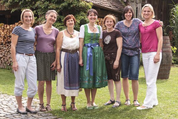 Bild 1 von 11: Die Landfrauen bei Beate Schaller - von links: Daniela Schubert, Barbara Schober, Gerlinde Hofer, Beate Schaller, Gabriele Huber, Dagmar Kirmeier und Susanne Reck.