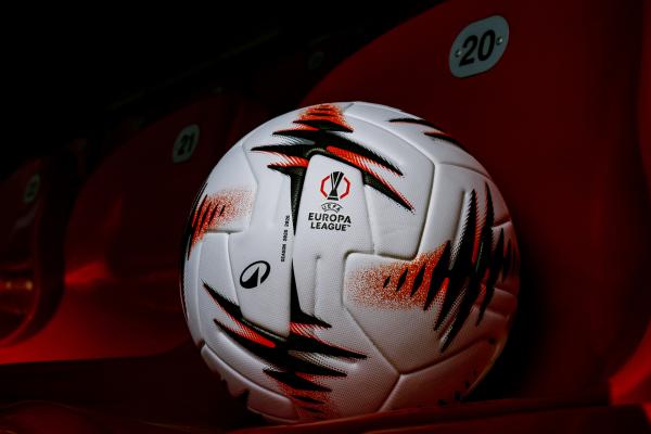 Bild 1 von 4: Der UEFA Europa-League-Ball der Saison 2025-2026 während der ServusTV-Übertragung der \