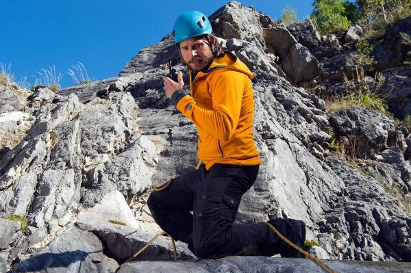 Bild 1 von 7: Im Bild: Markus Kofler (Sebastian Ströbel) will per Funk seine Bergretter-Kollegen zu Hilfe rufen, doch er erreicht sie nicht.