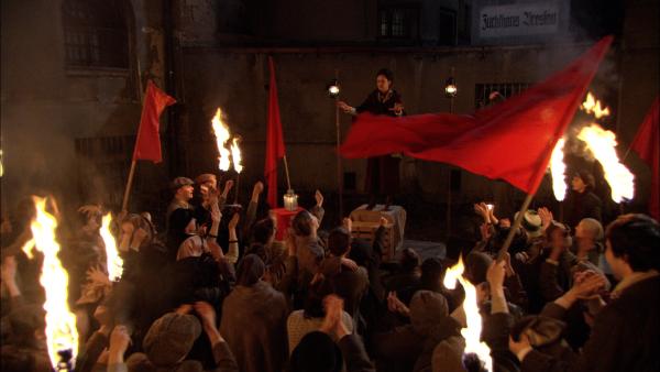 Bild 1 von 4: Rosa Luxemburg (Tereza Brodská) hält am 9. November nach ihrer Entlassung aus dem Gefängnis in Breslau eine Rede.