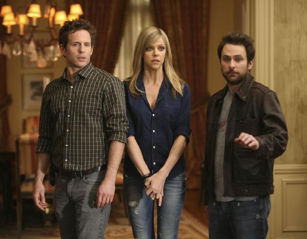Bild 1 von 8: (v.l.n.r.) Dennis Reynolds (Glenn Howerton); Dee Reynolds (Kaitlin Olson); Charlie Kelly (Charlie Day)