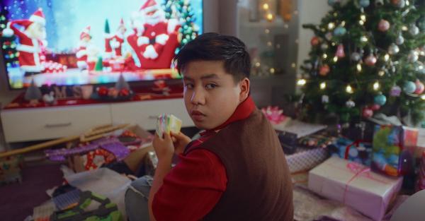 Bild 1 von 5: Rocco (Hoang Minh Ha) ist schwer damit beschäftigt, all seine Geschenke auszupacken.
