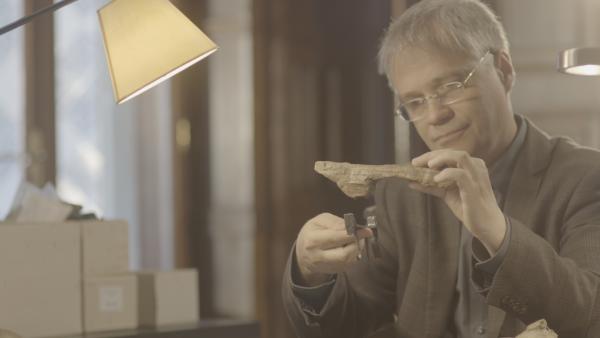 Bild 1 von 13: Hölzerne Unterschuhe, mit Spikes aus Metall, schützten im Mittelalter die Schuhe vor dem Dreck der Straßen.