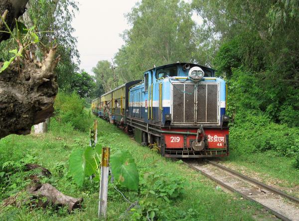 Bild 1 von 6: Die Kangra-Valley-Bahn führt auf einer 164 Kilometer langen Strecke zwischen Pathankot und Baijnath. Die Vorgaben bei ihrem Bau 1929 waren eindeutig: \