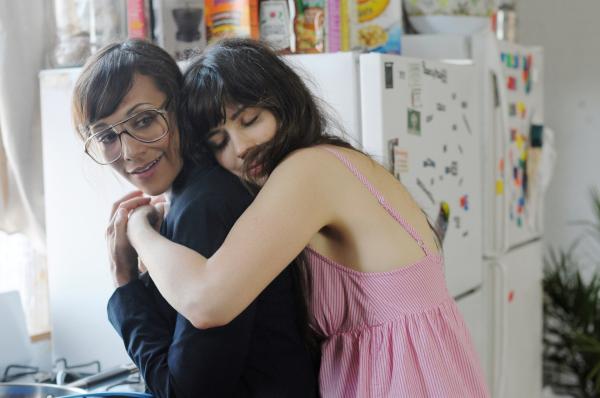 Bild 1 von 8: Cindy (Rashida Jones, l.); Natalie (Zooey Deschanel, r.)