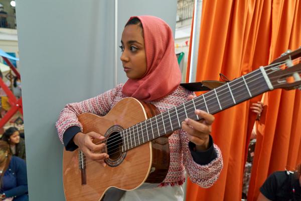 Bild 1 von 6: Amina (Anjana Vasan) ist das Rückgrat ihrer Musikgruppe - sie sorgt im Hintergrund für den richtigen Ton, ohne selbst im Rampenlicht zu stehen.