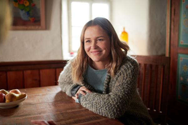 Bild 1 von 8: Lena Lorenz (Judith Hoersch) hat einen schweren Schicksalsschlag erlitten, aber die Tochter ihrer Schulfreundin kann sie zum Lachen bringen.