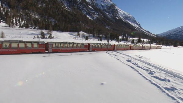 Bild 1 von 3: Eine Fahrt im Panoramazug Bernina Express durch die schneebedeckten Schweizer Alpen gehört zu den schönsten Reiseerlebnissen Europas.