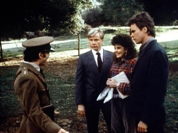 Bild 1 von 3: Stepan Frolov (Kai Wulff, 2.v.l.), Penny Parker (Teri Hatcher, 2.v.r.) und MacGyver (Richard Dean Anderson, r.) diskutieren mit einem Grenzbeamten.