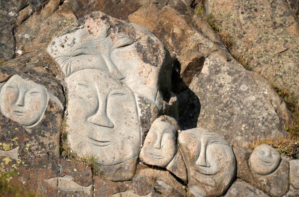 Bild 1 von 2: Die grönländische Künstlerin Aka Høegh lässt sich bei ihren Felsschnitzereien, Gemälden und Skulpturen von den Mythen und Legenden der Inuit inspirieren.