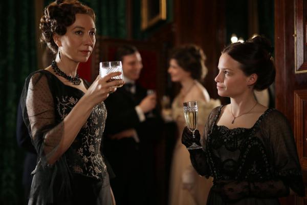 Bild 1 von 1: Im Bild: Ursula Strauss (Anna Sacher), Jasna Fritzi Bauer (Marie).