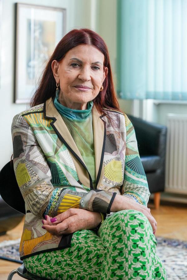 Bild 1 von 9: Im Bild: Sigrun Roßmanith gibt Einblicke in das Täterprofil vor Ermittlungsende, die Besonderheit des Giftmords und die psychologische Einordnung der Täuschung und der anhaltenden Unschuldsbeteuerung.