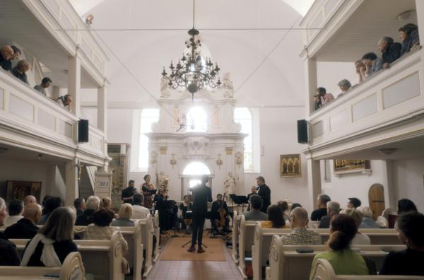 Bild 1 von 4: Das Ensemble Pygmalion bei seinem musikalischen Streifzug durch Thüringen zu Wirkstätten der Familie Bach ? hier in der St.-Bartholomäi-Kirche in Dornheim mit ?Weichet nur, betrübte Schatten?