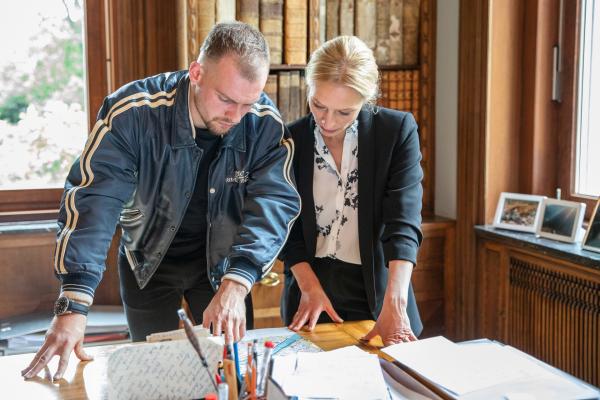 Bild 1 von 16: Finden Dombrowski (Eric Stehfest, l.) und Julia Durant (Sandra Borgmann, r.) im Haus des Verdächtigen wichtige Hinweise auf die grausamen Mädchenmorde?