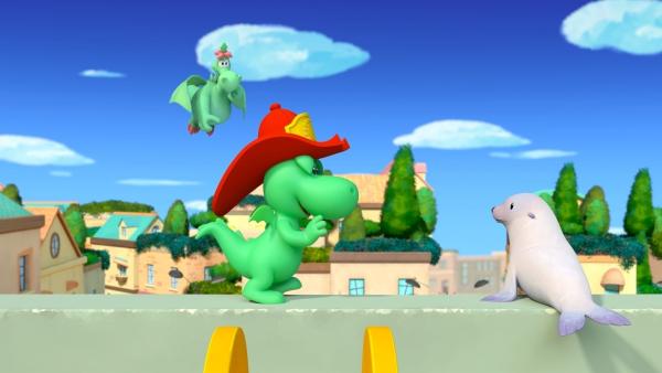 Bild 1 von 3: Als Grisu den Seelöwenbabysitting-Job angenommen hat, hat er sicher nicht an so eine Situation gedacht.