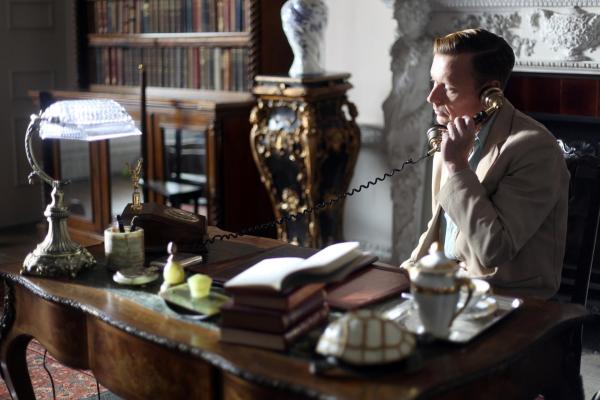 Bild 1 von 3: Im Bild: dward ruft seinen Bruder King George an.