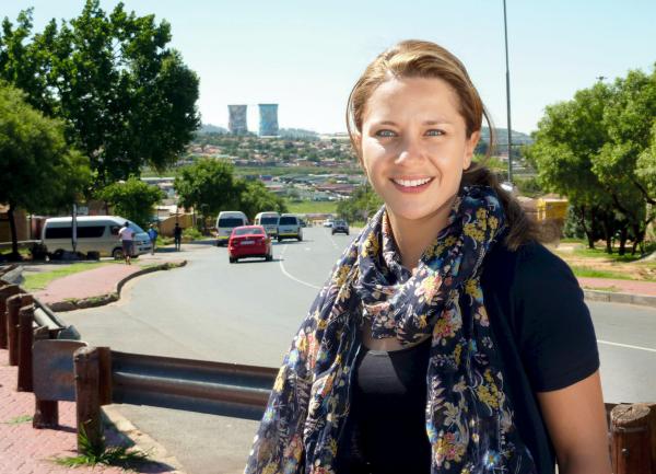 Bild 1 von 4: Moderatorin Wasiliki Goutziomitros in Soweto