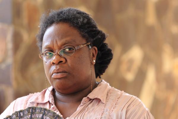 Bild 1 von 5: Edwina Bousquet (Cecilia Noble) war zur Zeit des Mordes im Wahllokal. Somit fällt sie unter den Kreis der Verdächtigen. Doch welches Motiv sollte Edwina gehabt haben, den Mann umzubringen?