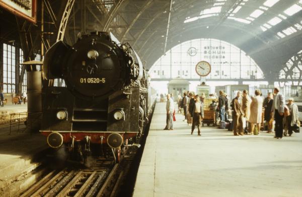 Bild 1 von 9: Dampflokomotiven beschleunigten die Mobilität der Menschen um ein Vielfaches. Diese Antriebsart fand sich bei der Deutschen Reichsbahn der DDR noch bis 1988. Am 06.09.1981 hat dieser Eilzug mit der kraftvollen Baureihe 01.5 den Hauptbahnhof Leipzig erreicht.